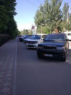 Возле частной клиники по ул.Исанова в Бишкеке машины паркуются на тротуаре