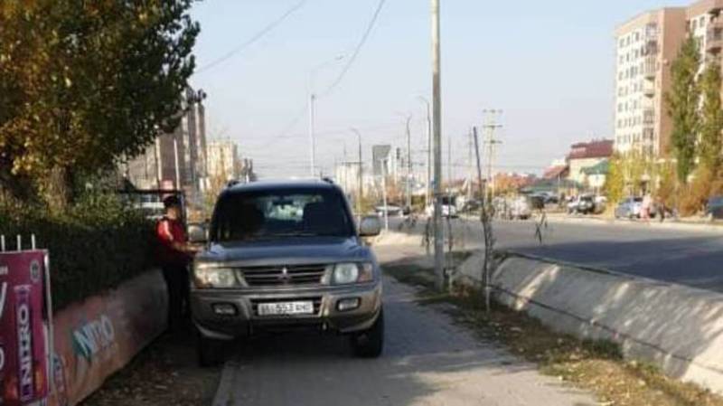 Два джипа припаркованы на тротуаре по Тыналиева. Фото