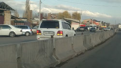 Lexus LX 470 едет по встречке в Беловодске. Видео