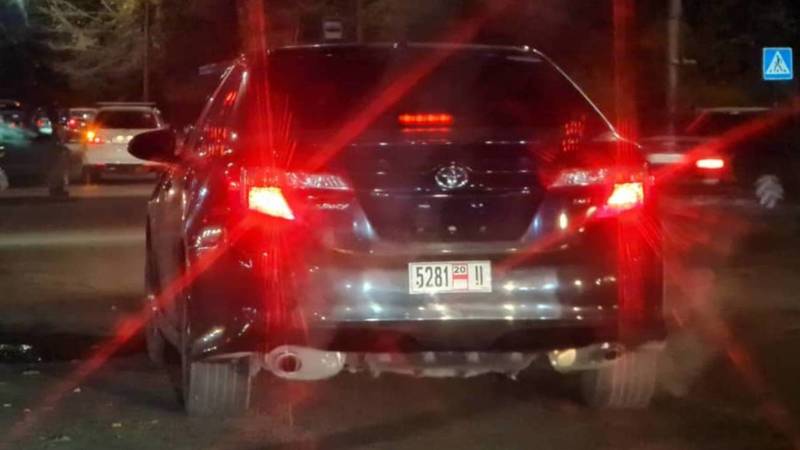 «Тойота» с дипномерами заехала за стоп-линию на ул.7 апреля. Фото очевидца