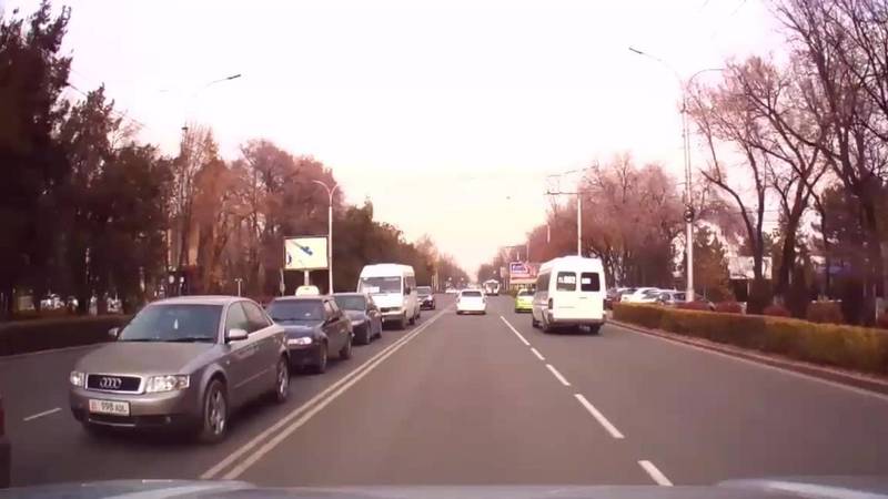 Водитель просит убрать разметку пешеходного перехода на проспекте Айтматова или поставить знак. Видео