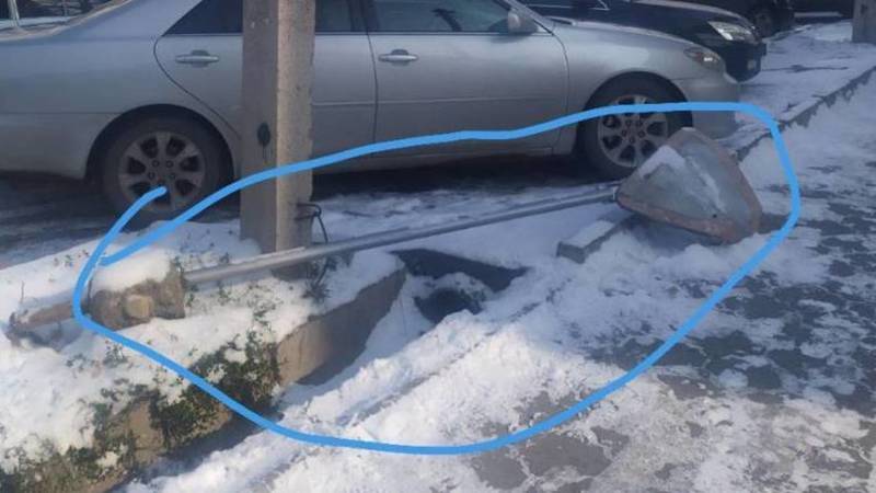 На Ахунбаева лежит сломанный дорожный знак. Фото