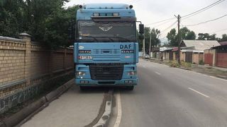 В Бишкеке на тротуаре перекрестка Кайназаровой-9 января припарковали грузовик (фото)