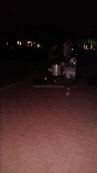 Городские службы проверяют неработающее освещение и законность батута на бульваре Эркиндик