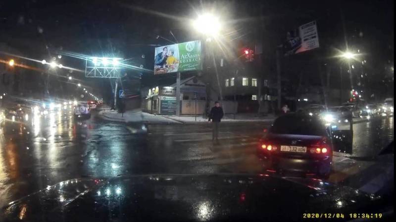 «Аккорд» на Ахунбаева сбил женщину на пешеходном переходе. Видео
