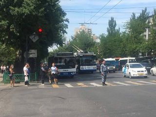 В центре Бишкека застряли троллейбусы, что привело к образованию пробки (фото)