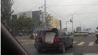 Фото — Мужчина ехал в открытом багажнике машины вместе с грузом