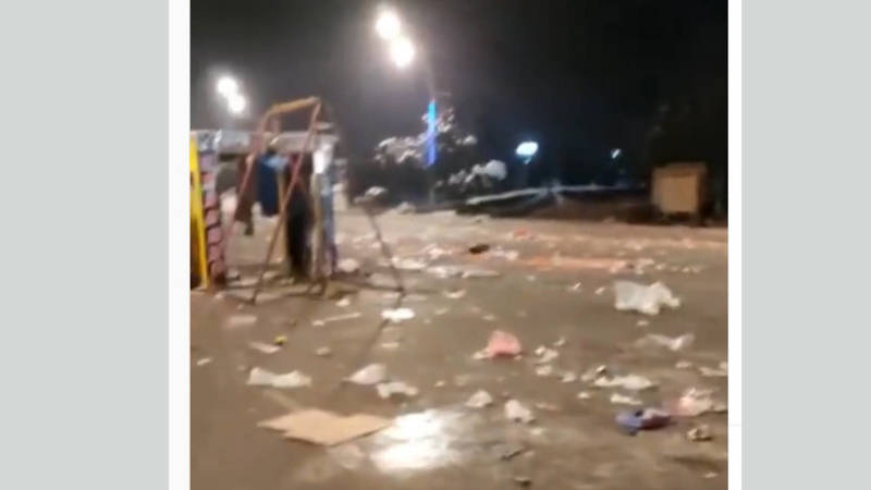 После новогодней ночи на площади в Оше остался мусор. Видео