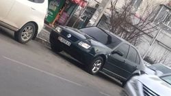 В Бишкеке замечен полностью тонированный Volkswagen Jetta. Фото
