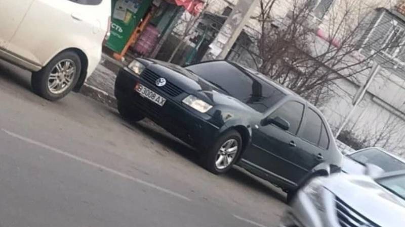 В Бишкеке замечен полностью тонированный Volkswagen Jetta. Фото