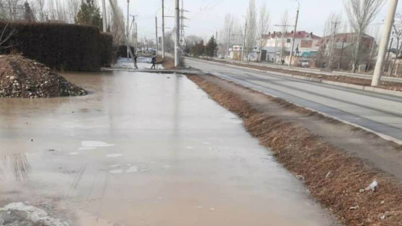 В Ак-Орго талая вода затапливает пешеходный переход на ул.Гагарина, - местный житель