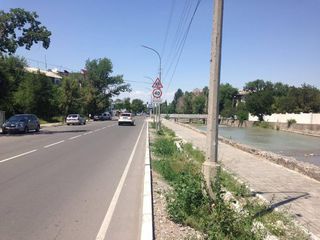 Мэрия Бишкека: Положение знаков на ул.Малдыбаева изменено и они друг друга не загораживают (фото)