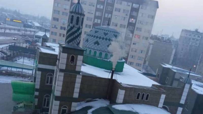 «Невозможно проветрить комнату». Горожанин жалуется на дым из мечети «Айша». Видео