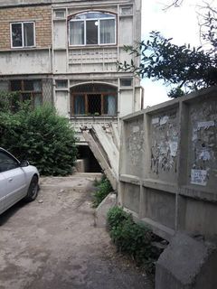 Возле дома №79 в Тунгуче наклонился бетонный забор (фото)