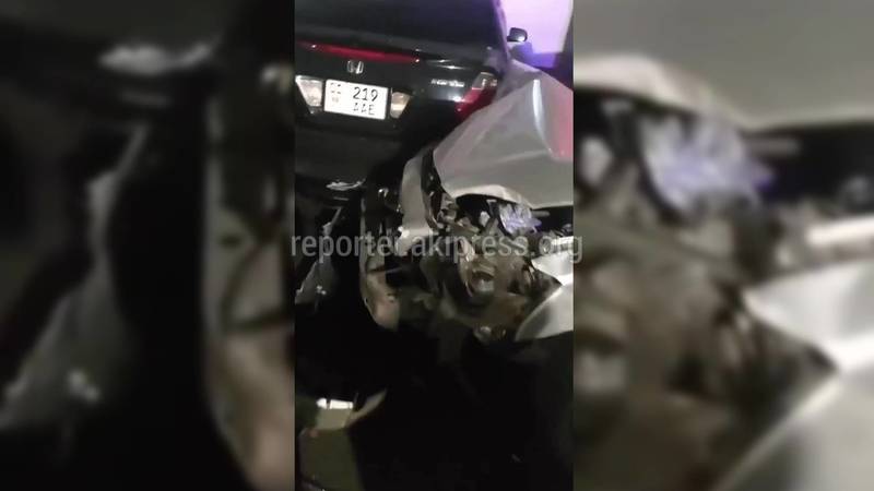 В Бишкеке из-за пьяного водителя пострадали несколько машин. Видео