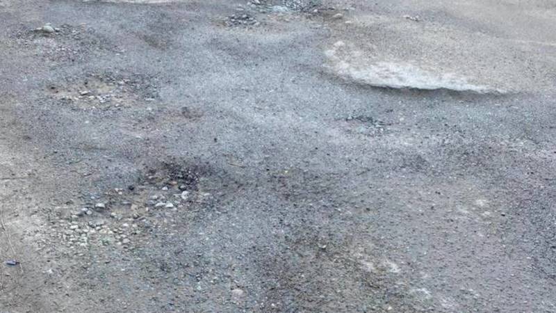 «Ямы, грязь, ездить невозможно». Бишкекчанка просит отремонтировать ул.Ажыбека Баатыра. Видео