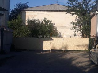 Законно ли перегородили проход в многоэтажный дом по ул.Каховской в Бишкеке