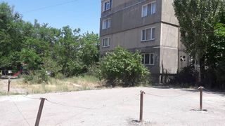 Бишкекчанин: Законно ли огородили проезжую часть возле дома №50 в 5 мкр? (фото)