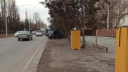 На ул.Каралаева нет тротуара. Фото местного жителя