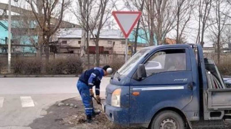 «Бишкекасфальтсервис» поставил на место дорожный знак на Ауэзова