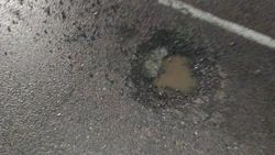 В дороге на Донецкой образовалась яма. Фото