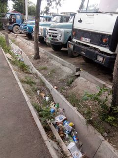 Фото — На Садыгалиева-Мурманской арыки утопают в мусоре, проезжая часть превратилась в парковку