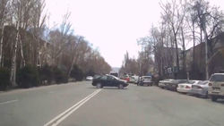 Lexus RX 300 развернулся через двойную сплошную на Советской. Видео