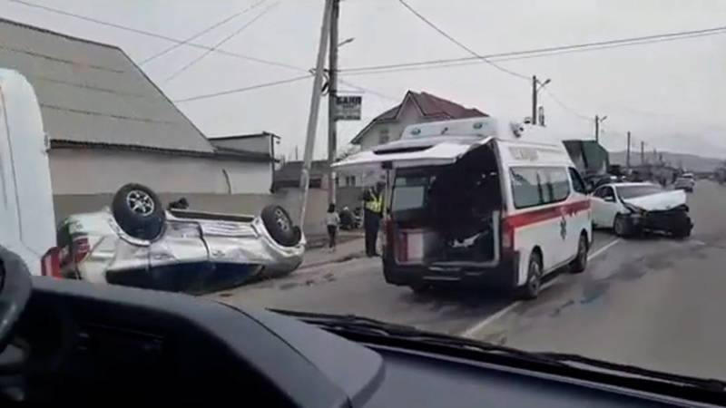 Видео с места аварии в Кара-Жыгаче, где перевернулся «Паджеро»