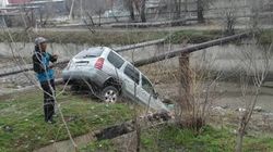 «Перепутал педали». На Боконбаева автомобиль слетел в овраг. Фото