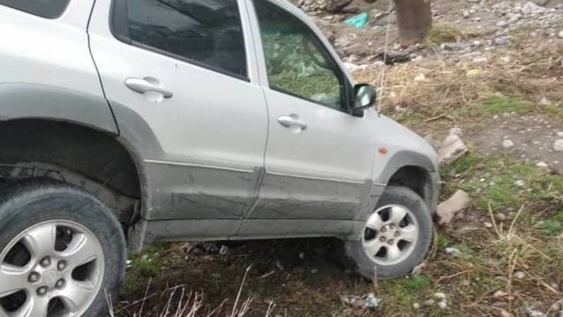 «Перепутал педали». На Боконбаева автомобиль слетел в овраг. Фото