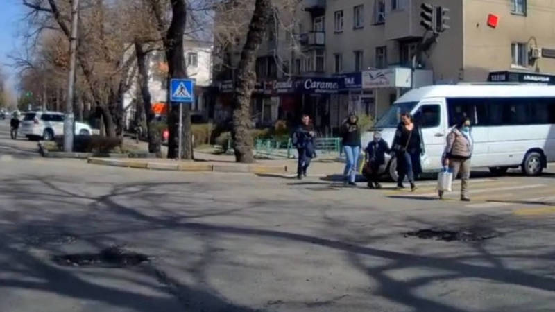 Водитель жалуется на ямы на дороге на Киевской. Видео