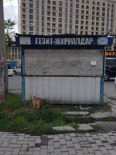 Бишкекчанин просит убрать нефункционирующий киоск на улице Суюмбаева (фото)