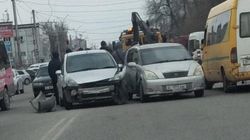 Возле Ошского столкнулись две легковушки. Фото
