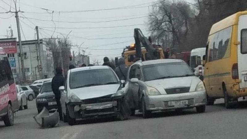 Возле Ошского столкнулись две легковушки. Фото