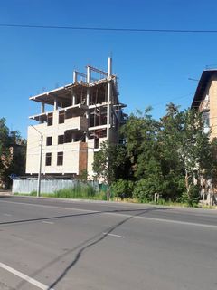 Законно ли идет строительство здания на Токтоналиева-Сухомлинова? (фото)