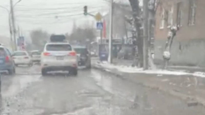 Горожанин жалуется на состояние дороги по Жукеева-Пудовкина. Видео