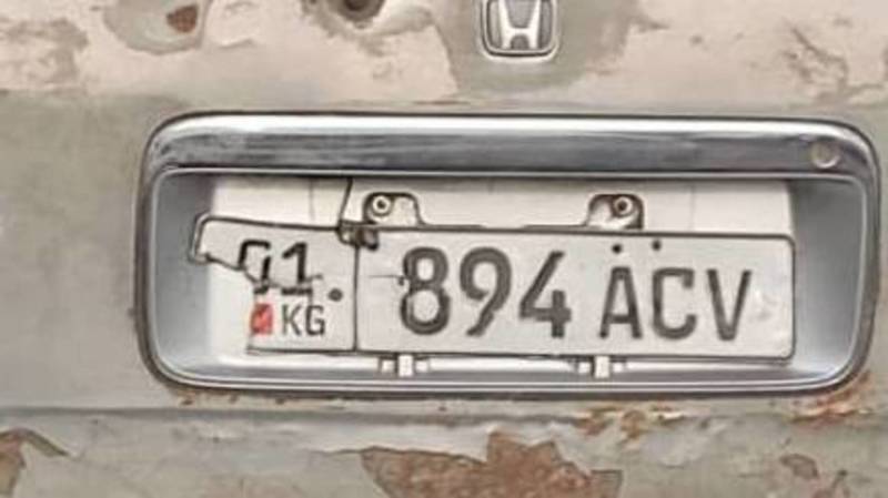 В Бишкеке замечена «Хонда» со сломанным госномером. Фото