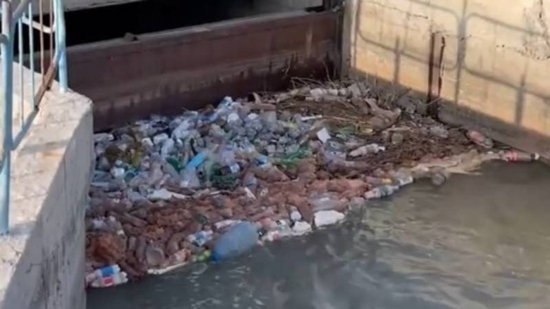 В Алтын-Ордо в канале скопился мусор. Видео