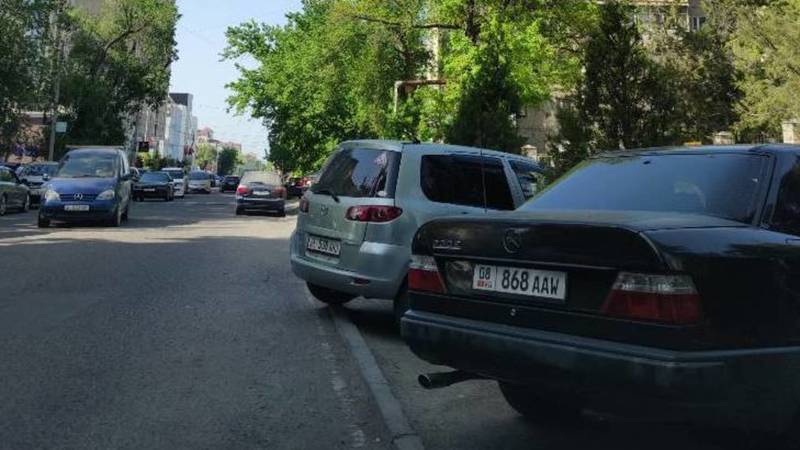 На газоне на Гоголя продолжают парковаться машины. Фото