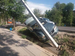 На Ворошилова до сих пор не восстановили столб, в который врезался автомобиль