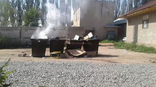 В центре Чолпон-Аты возле здания мэрии организовали мусорную площадку и сжигают мусор