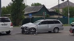На Ленинградской столкнулись две машины. Видео