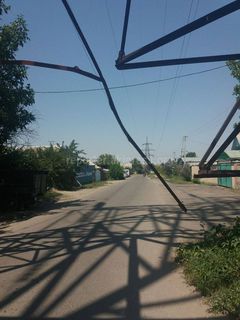 Сломанный столб мешает проезду машин в селе Лебединовка <i>(фото)</i>