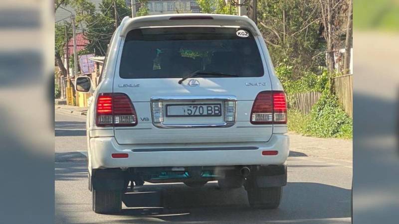 В Бишкеке разъезжает Lexus со стертыми номерами 