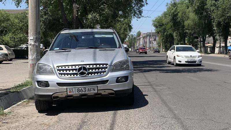 «Мерседес ML 500» припаркован на проезжей части на Бектенова. Фото