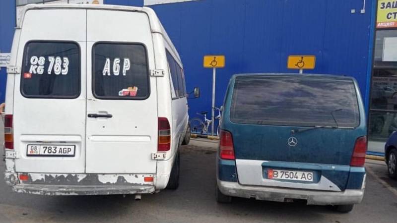 Два «Мерседеса» припаркованы на местах для инвалидов. Фото