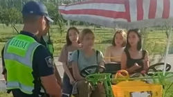 Девушки на прогулочном велосипеде заехали на беговую дорожку в парке «Ынтымак», их оштрафовали на 1000 сомов