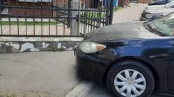 Женщина припарковала свою «Камри» на тротуаре. Видео и фото
