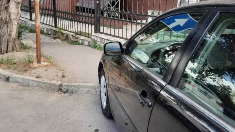 Женщина припарковала свою «Камри» на тротуаре. Видео и фото