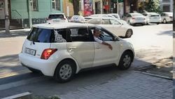 Таксист на Тойоте Ист припарковался на зебре. Фото